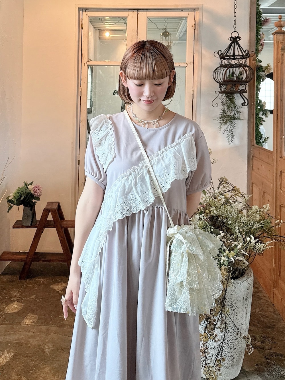 ピンク系のスニーカー、ホワイト系のその他パンツ、パープル系のワンピースを着用したレディースの春コーディネートの6枚目の写真