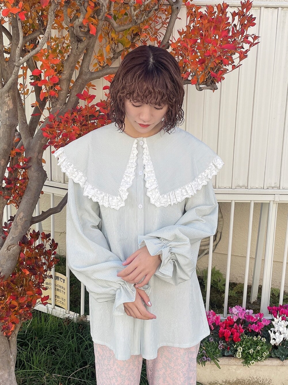 ホワイト系のトートバッグ、ピンク系のその他パンツ、グリーン系のシャツ/ブラウスを着用したレディースの冬コーディネートの5枚目の写真
