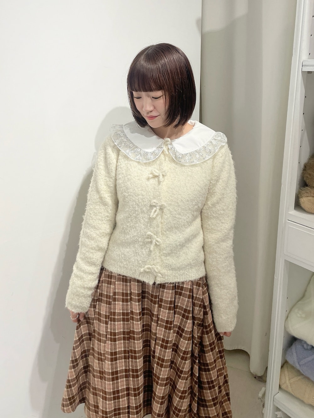 シルバー系のシャツ/ブラウス、ホワイト系のローファー、ブラウン系のスカートを着用したレディースの秋コーディネートの4枚目の写真