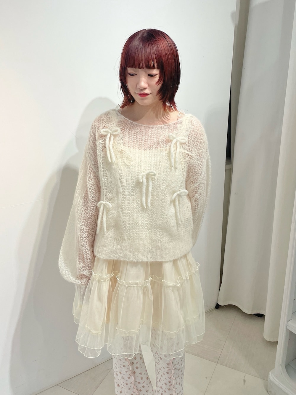 ホワイト系のニット/セーター、ホワイト系のワンピース、ピンク系のスウェットパンツを着用したレディースの夏コーディネートの4枚目の写真