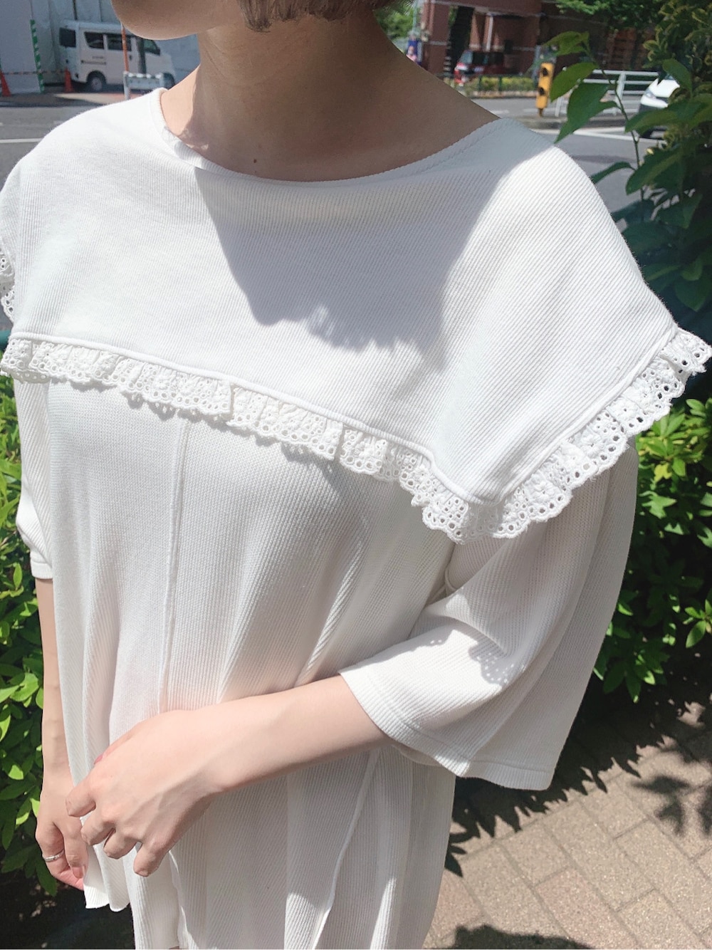 ピンク系のその他パンツ、ホワイト系のサンダル、ホワイト系のTシャツ/カットソーを着用したレディースの春コーディネートの5枚目の写真