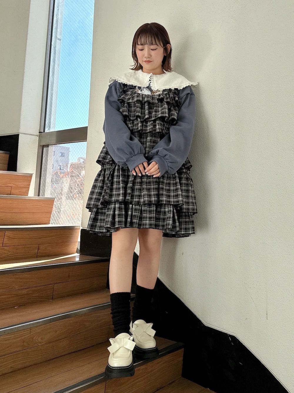 ホワイト系のシャツ/ブラウス、ブルー系のスウェット、ブラック系のワンピースを着用したレディースの冬コーディネートの2枚目の写真