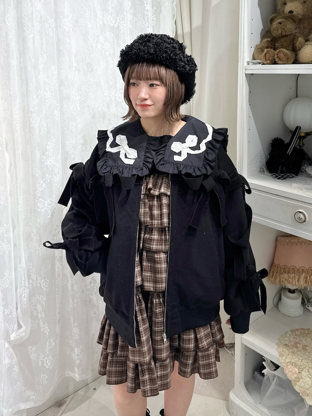 ブラウン系のワンピース、ブラック系のシャツ/ブラウス、ブラック系のブルゾンを着用したレディースの秋コーディネートの5枚目の写真