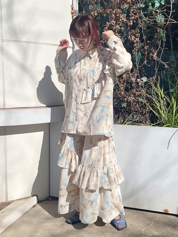 ブルー系のシャツ/ブラウス、ブルー系のスカート、ブルー系のパンプスを着用したレディースの冬コーディネートの2枚目の写真