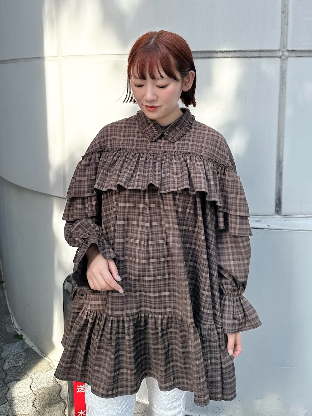 ブラウン系のワンピース、ホワイト系のその他パンツ、ブラウン系のハンドバッグを着用したレディースの春コーディネートの3枚目の写真
