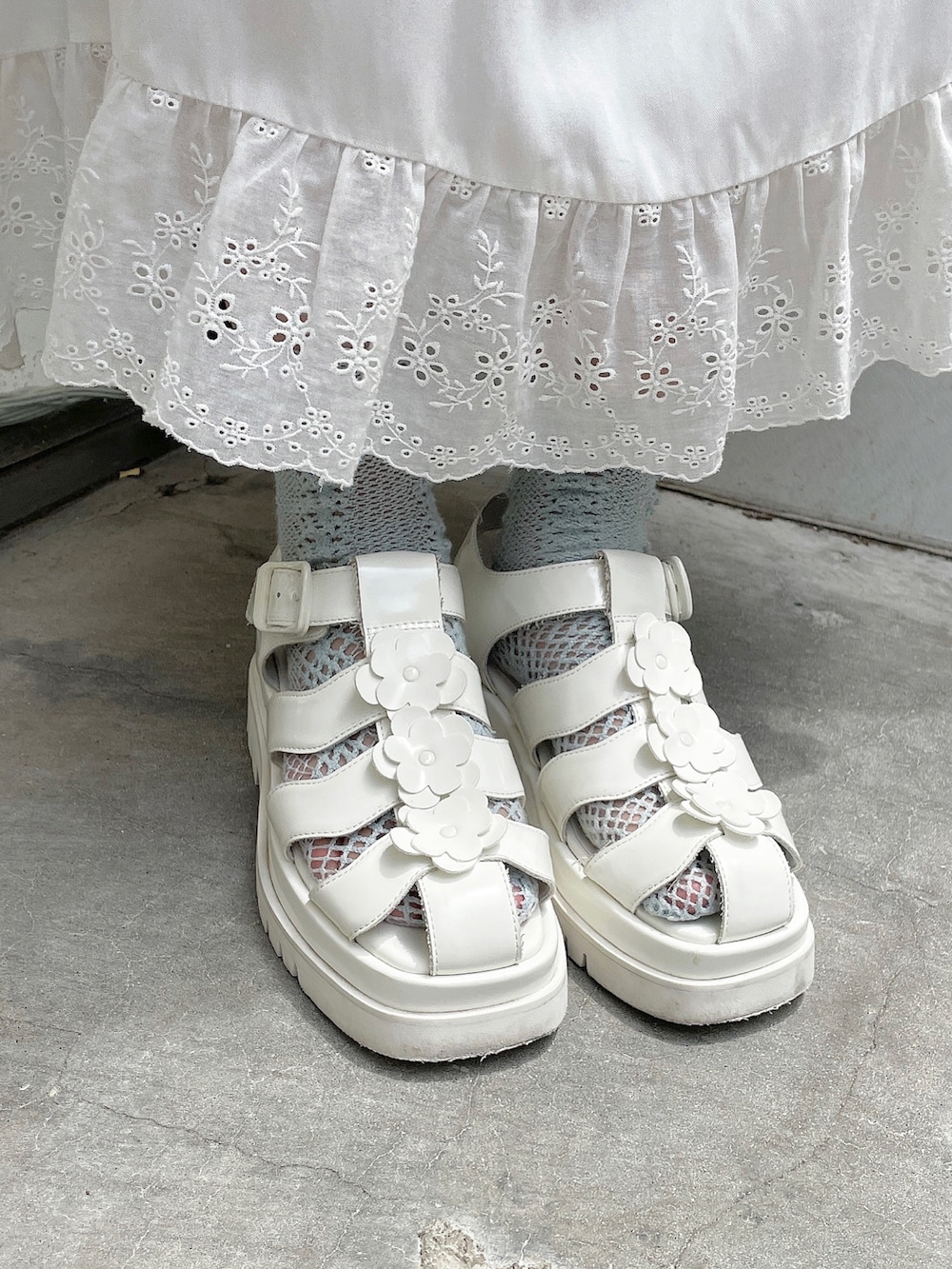 ホワイト系のワンピース、ブルー系のシャツ/ブラウス、グレー系のTシャツ/カットソーを着用したレディースの春コーディネートの4枚目の写真