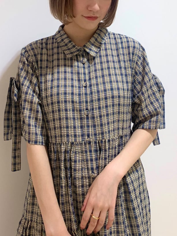 ブルー系のワンピース、ブルー系のワンピースを着用したレディースの夏コーディネートの4枚目の写真