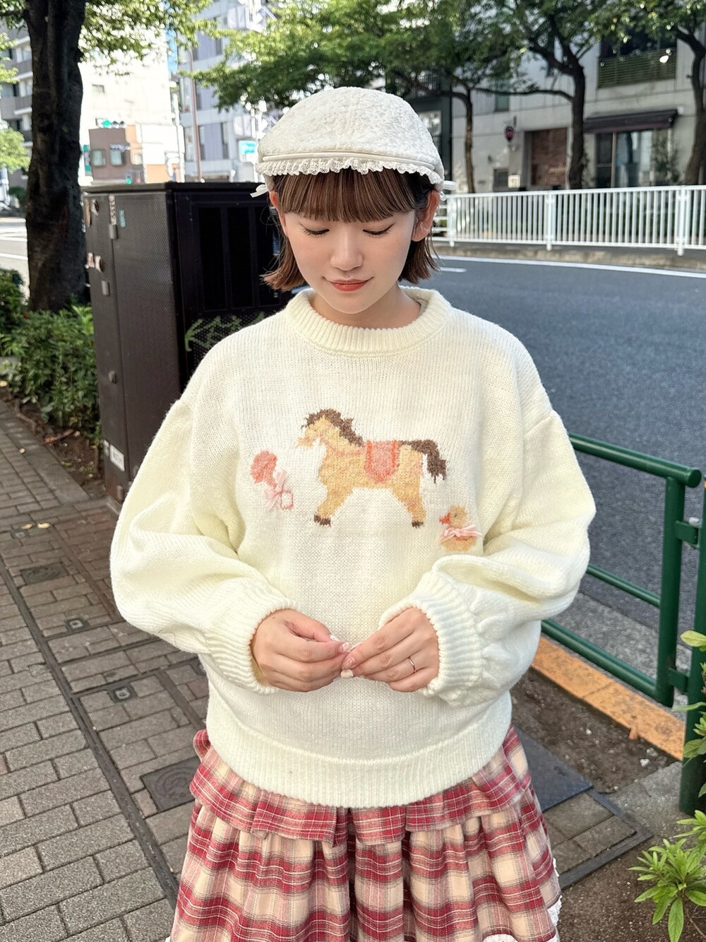 ホワイト系のニット/セーター、ホワイト系のショルダーバッグ、レッド系のスカートを着用したレディースの秋コーディネートの3枚目の写真