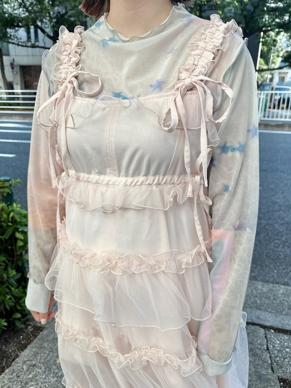 ピンク系のTシャツ/カットソー、ピンク系のワンピース、その他のハンドバッグを着用したレディースの夏コーディネートの5枚目の写真