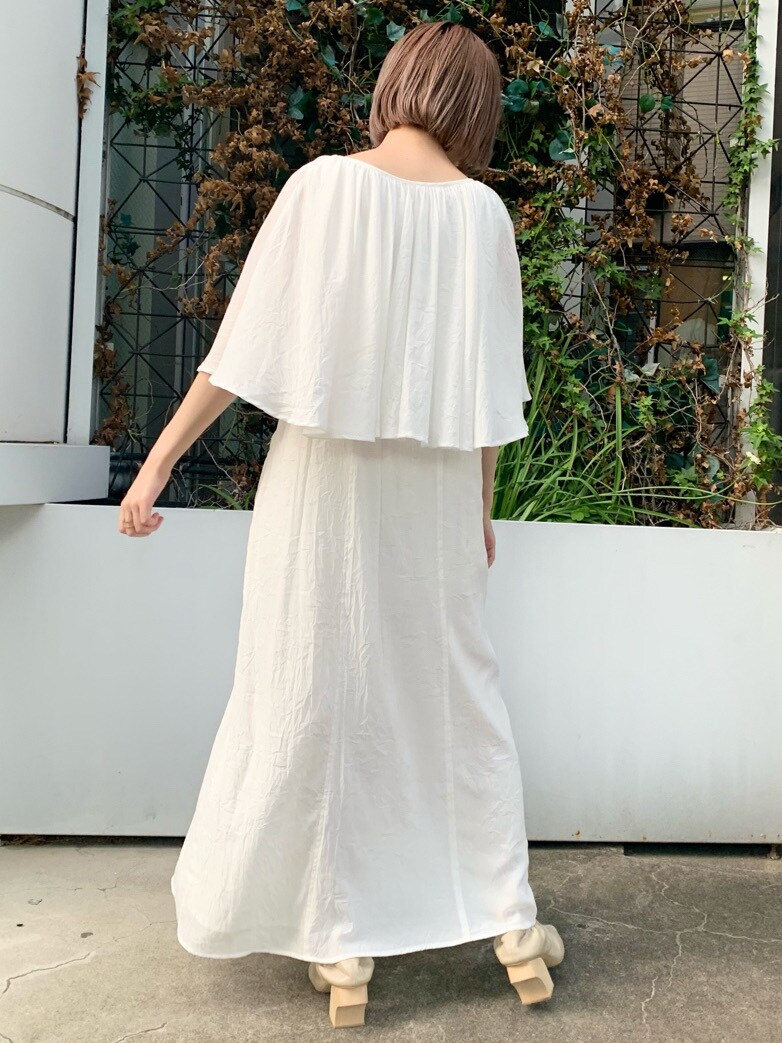 ホワイト系のパンプス、ホワイト系のワンピースを着用したレディースの春コーディネートの4枚目の写真