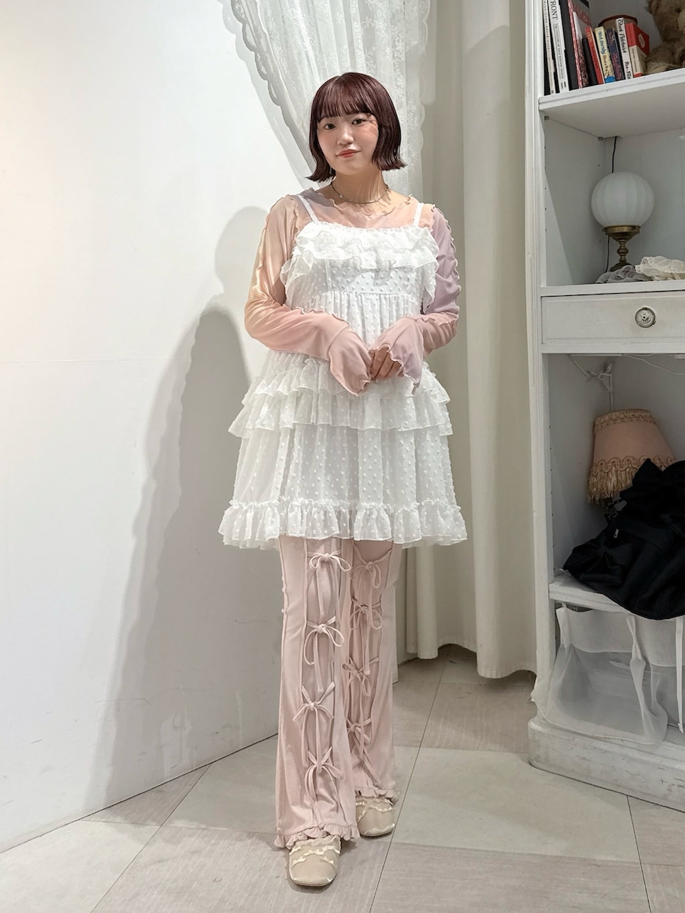 ピンク系のTシャツ/カットソー、ピンク系のその他パンツ、ホワイト系のバレエシューズを着用したレディースの春コーディネートの2枚目の写真