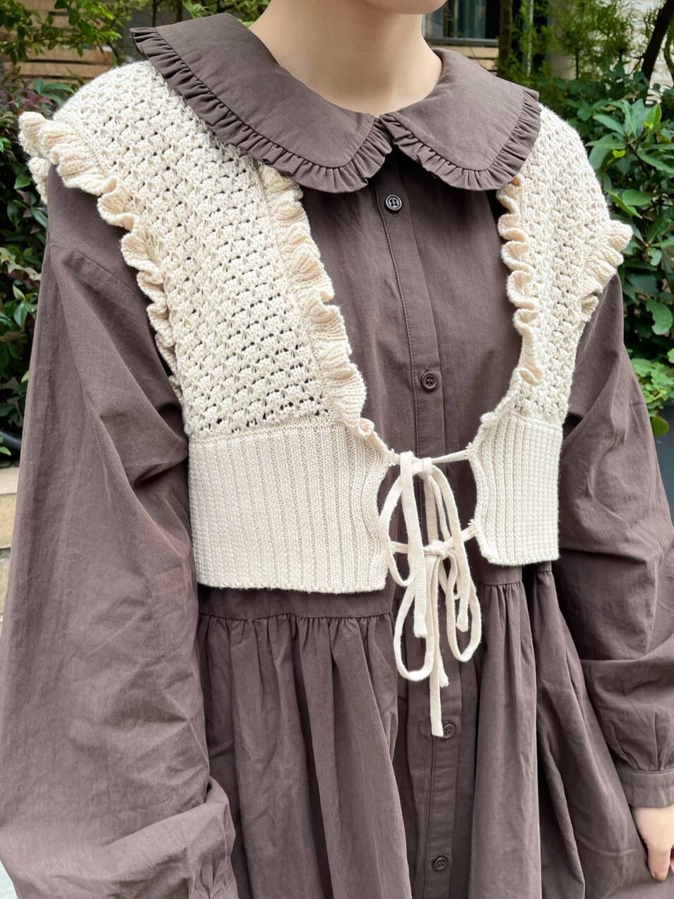 ベージュ系のハンドバッグ、ホワイト系のニット/セーター、ブラウン系のワンピースを着用したレディースの秋コーディネートの4枚目の写真