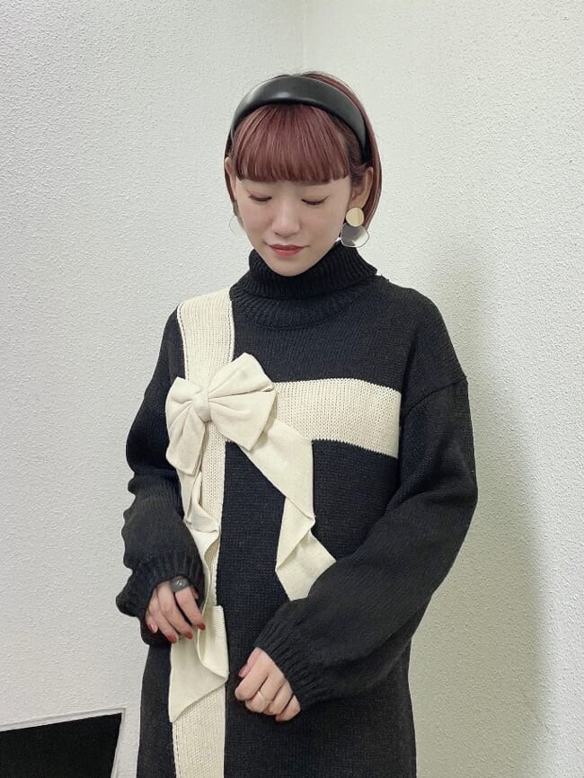 ブラック系のワンピース、ブラック系のスニーカー、ホワイト系のその他アウターを着用したレディースの秋コーディネートの4枚目の写真