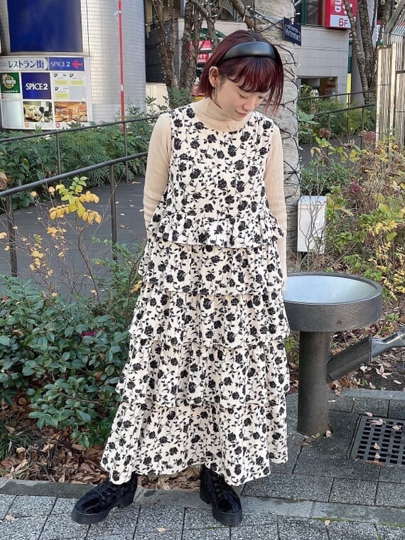 ブラック系のブーツ、ブラック系のナイロンジャケット、ホワイト系のジャンパースカートを着用したレディースの冬コーディネートの5枚目の写真