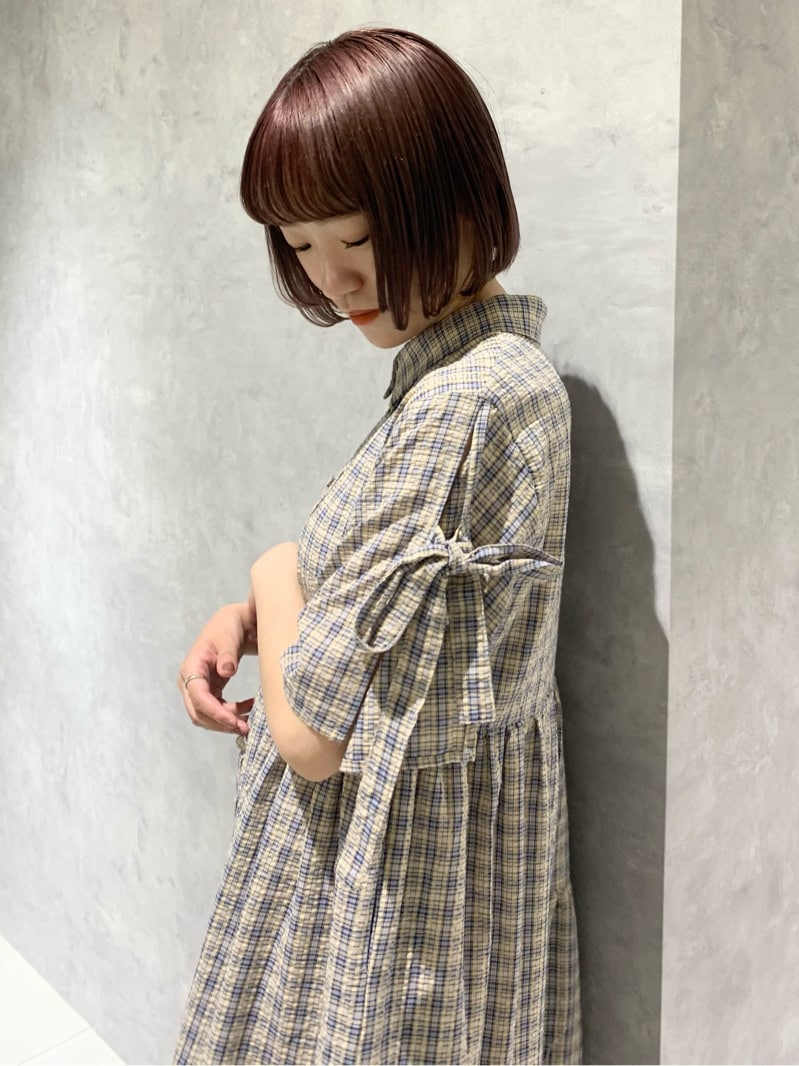 ホワイト系のその他パンツ、ベージュ系のその他シューズ、ブルー系のワンピースを着用したレディースの春コーディネートの7枚目の写真