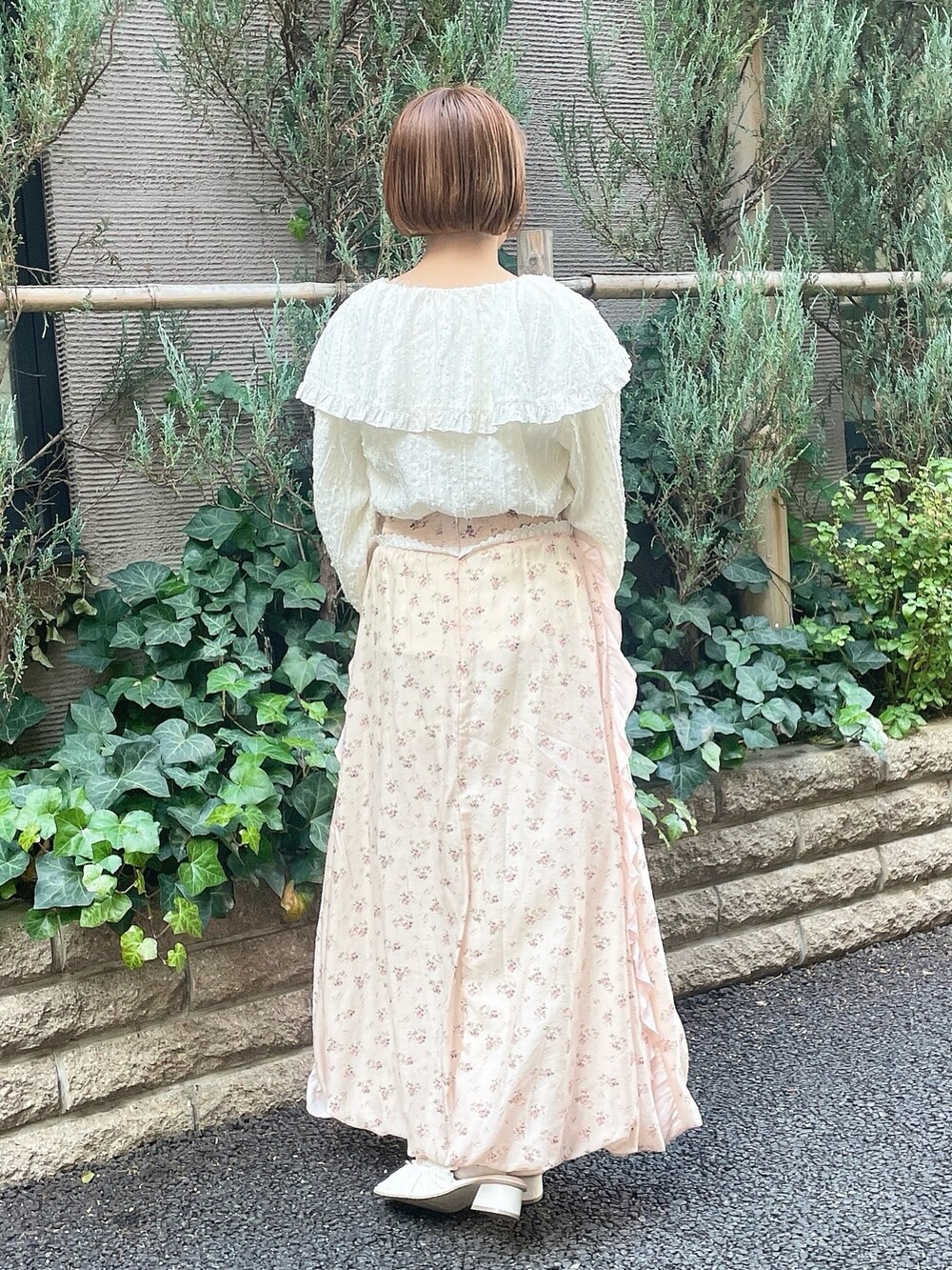 ホワイト系のシャツ/ブラウス、ピンク系のスカート、ホワイト系のパンプスを着用したレディースの春コーディネートの3枚目の写真