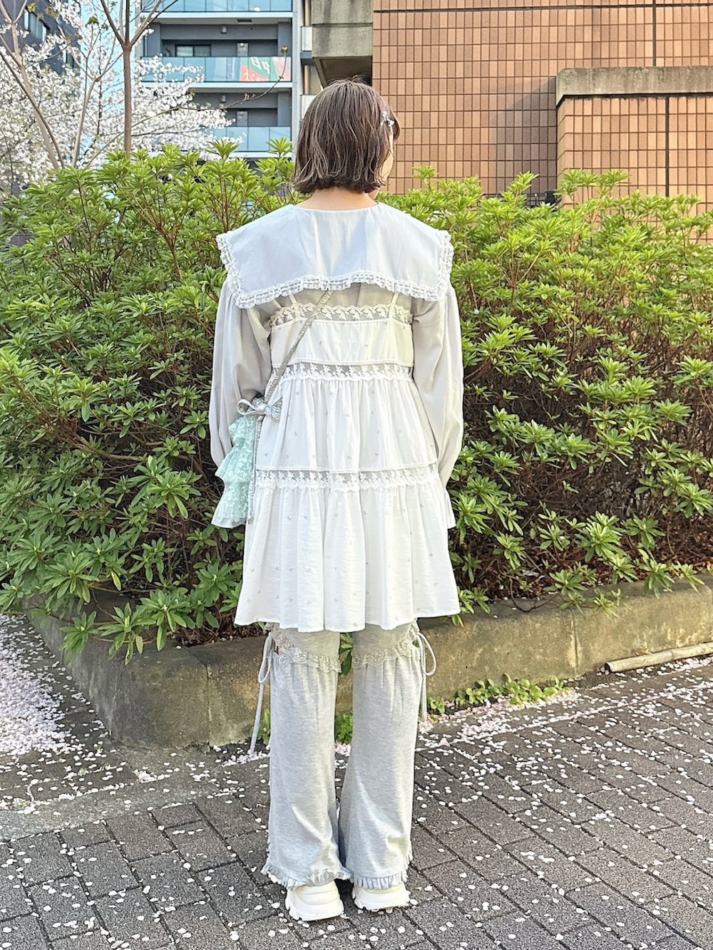 ブルー系のキャミソール、ブルー系のシャツ/ブラウス、ブルー系のショルダーバッグを着用したレディースの春コーディネートの3枚目の写真