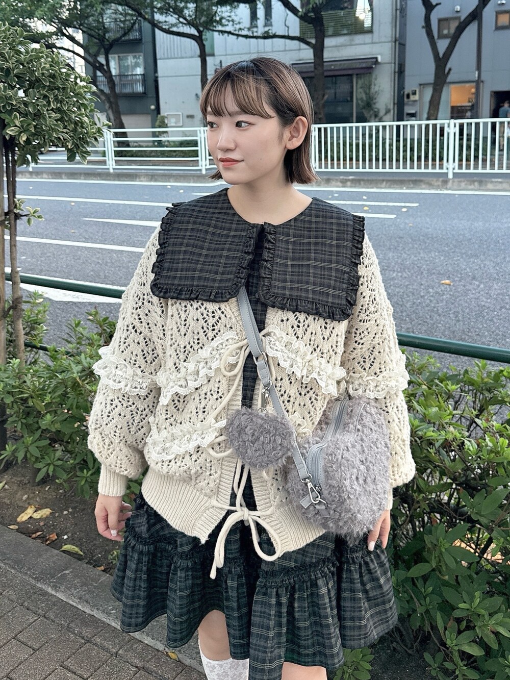 グリーン系のワンピース、ベージュ系のカーディガン/ボレロ、グレー系のショルダーバッグを着用したレディースの夏コーディネートの4枚目の写真