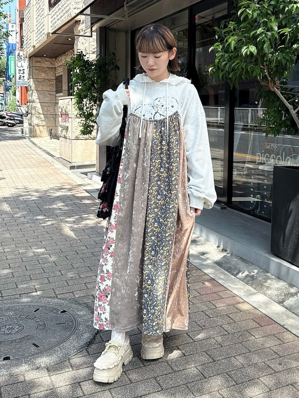 ピンク系のワンピース、グレー系のスウェット、ホワイト系のTシャツ/カットソーを着用したレディースの夏コーディネートの2枚目の写真