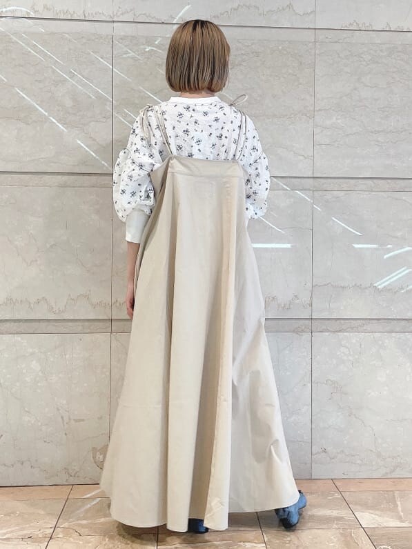 ホワイト系のスカート、ブルー系のその他シューズ、ホワイト系のTシャツ/カットソーを着用したレディースの夏コーディネートの5枚目の写真