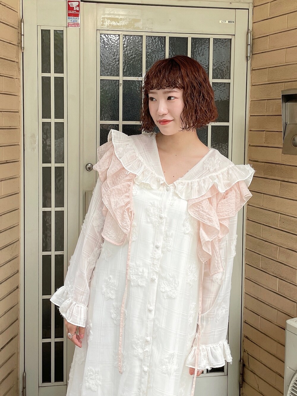 ピンク系のTシャツ/カットソー、ホワイト系のワンピース、ピンク系のサンダルを着用したレディースの夏コーディネートの4枚目の写真