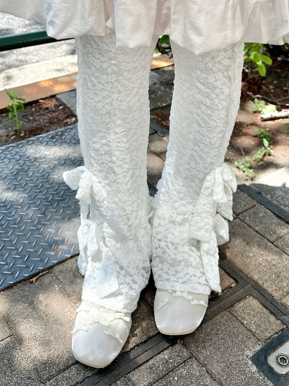 ホワイト系のカーディガン/ボレロ、ホワイト系のその他パンツ、ホワイト系のTシャツ/カットソーを着用したレディースの春コーディネートの8枚目の写真