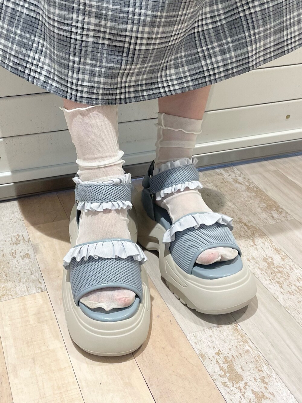 ブルー系のシャツ/ブラウス、ブラック系のワンピース、ブルー系のサンダルを着用したレディースの夏コーディネートの6枚目の写真