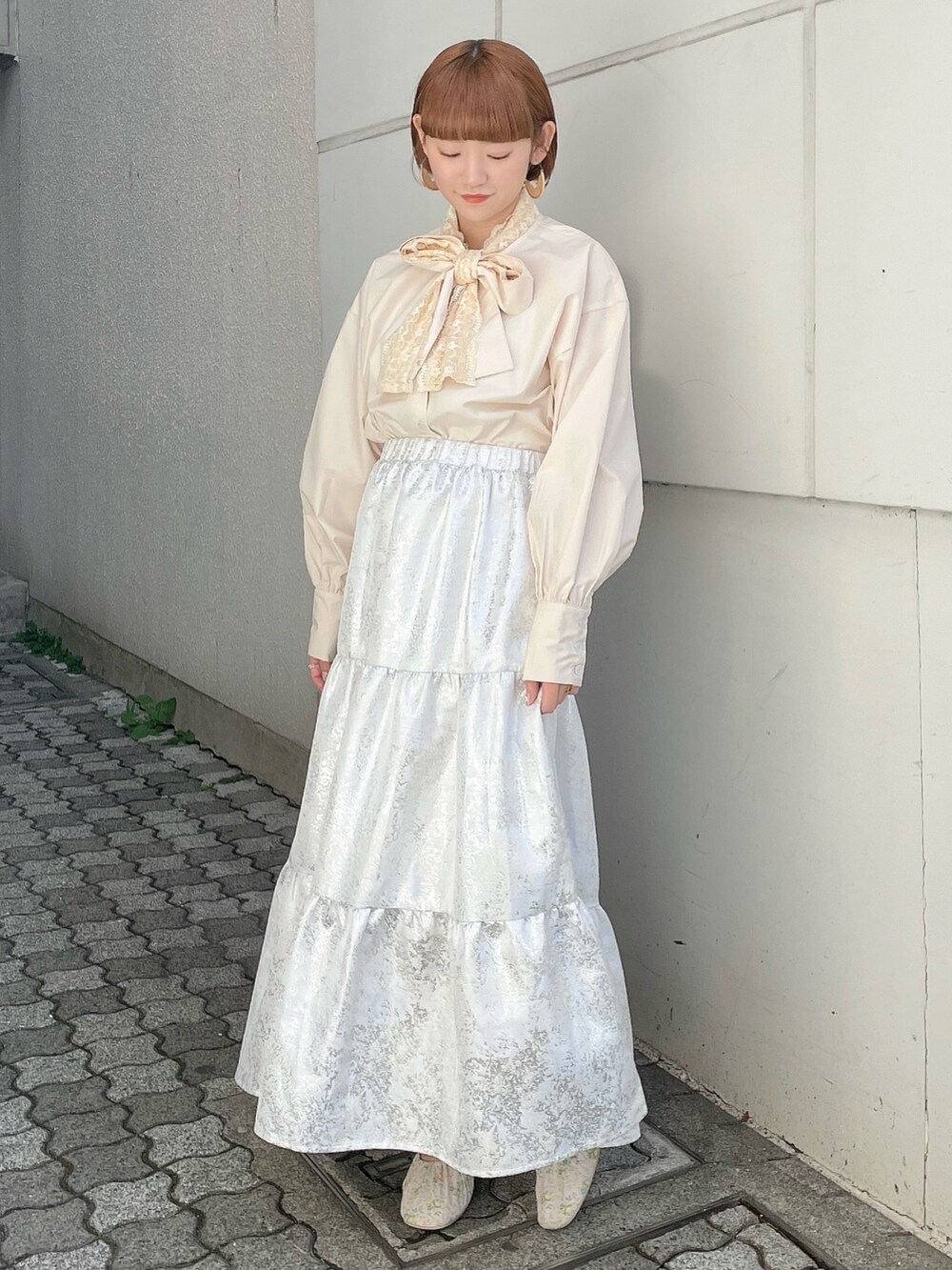 ホワイト系のシャツ/ブラウス、ホワイト系のスカート、ピンク系のパンプスを着用したレディースの春コーディネートの2枚目の写真