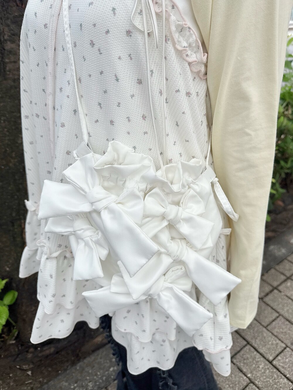 イエロー系のTシャツ/カットソー、ブラック系のデニムパンツ、ピンク系のローファーを着用したレディースの夏コーディネートの7枚目の写真