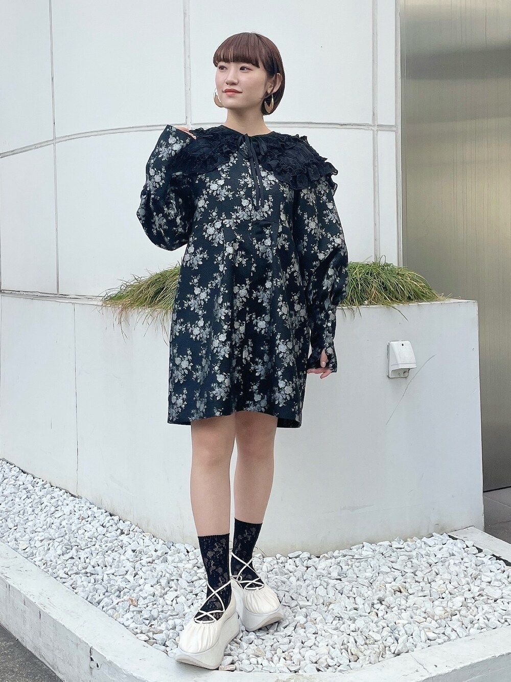 ブラック系のワンピース、ホワイト系のバレエシューズ、ブラック系の付け襟を着用したレディースの冬コーディネートの2枚目の写真