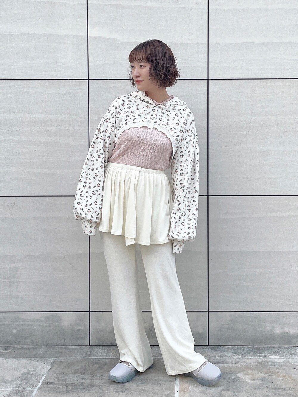 その他のカーディガン/ボレロ、ピンク系のTシャツ/カットソー、ベージュ系のスニーカーを着用したレディースの夏コーディネートの3枚目の写真