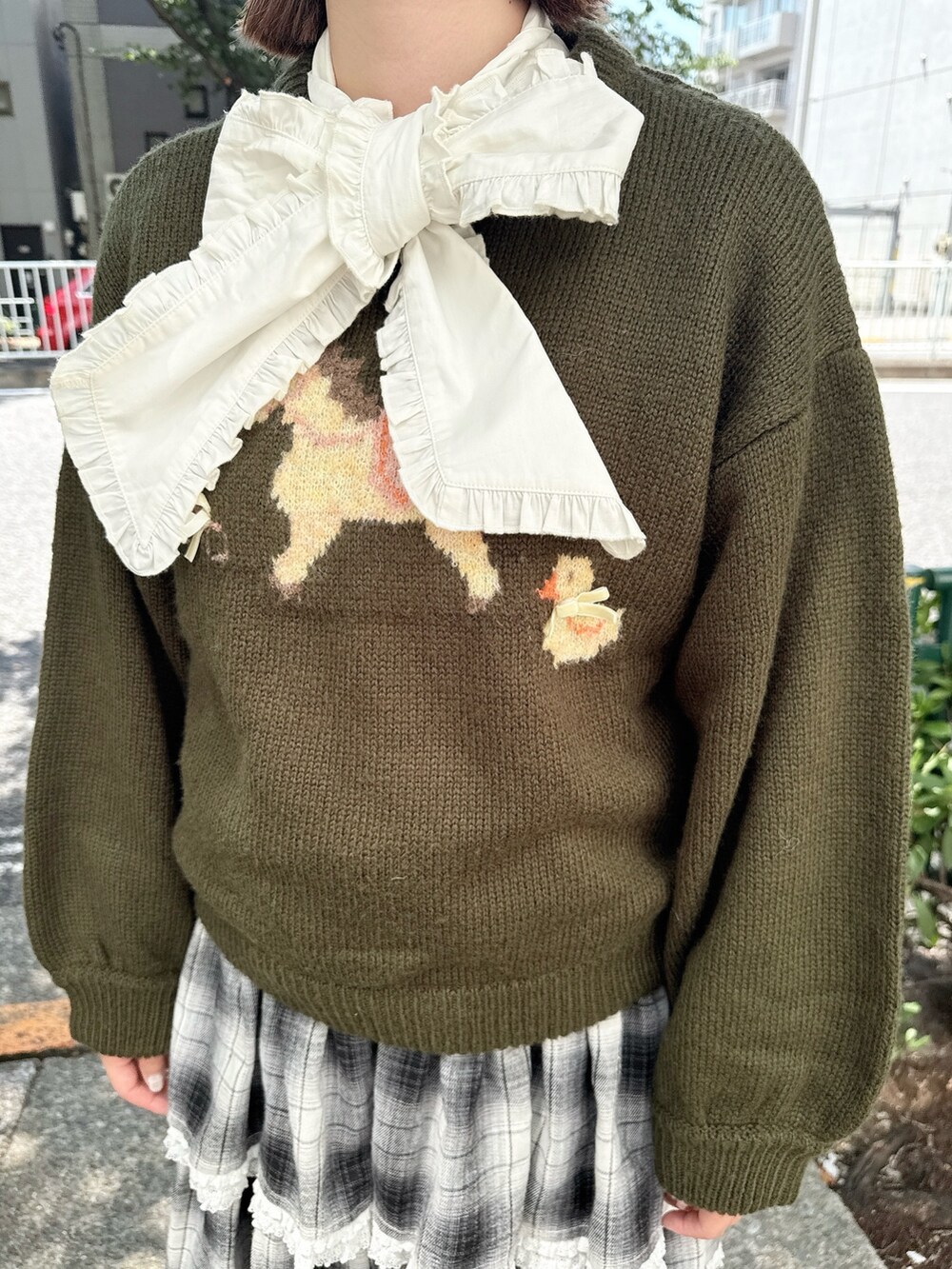 ホワイト系のシャツ/ブラウス、グレー系のショルダーバッグ、グリーン系のニット/セーターを着用したレディースの秋コーディネートの6枚目の写真