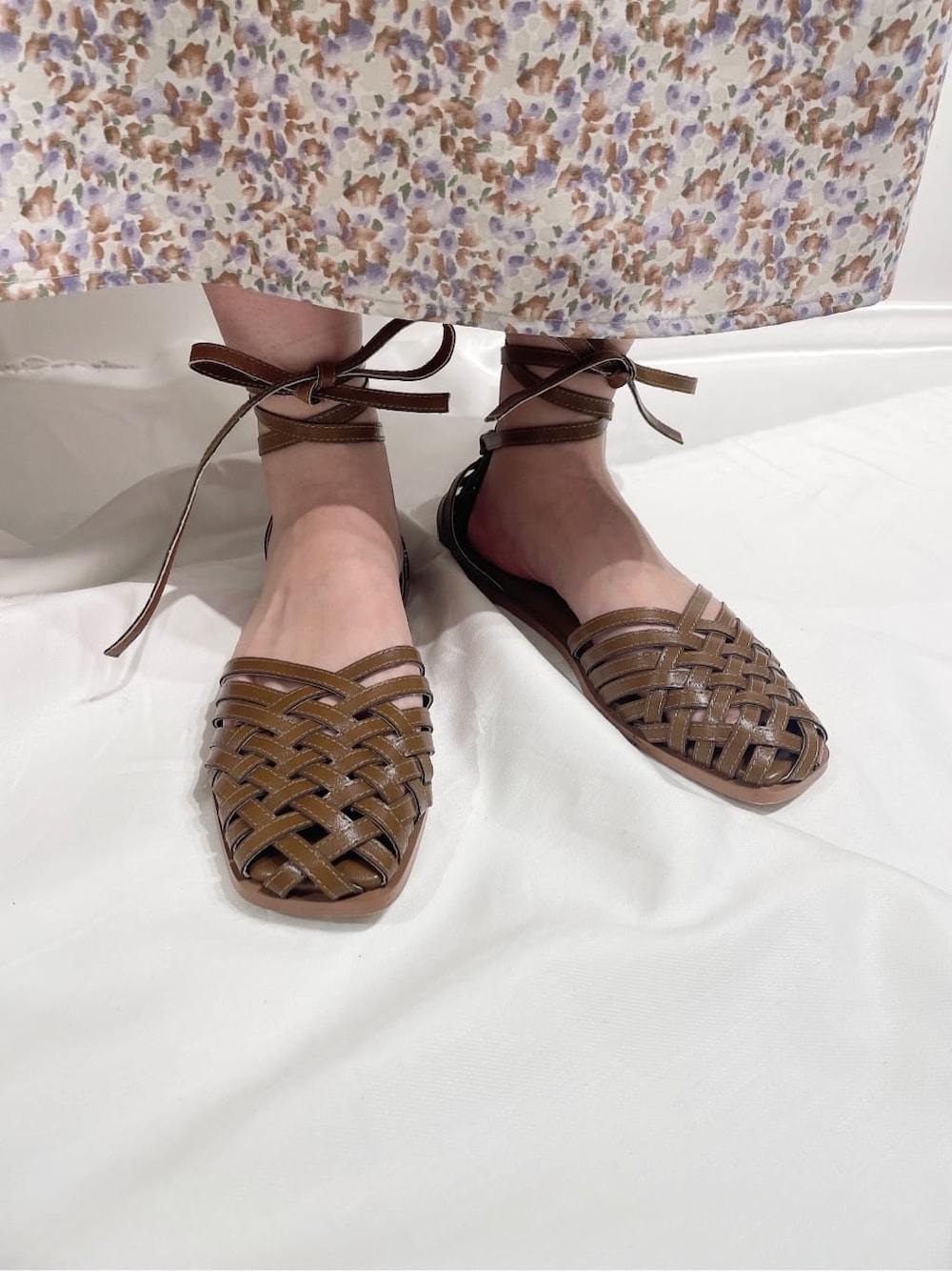 イエロー系のシャツ/ブラウス、ホワイト系のスカート、ベージュ系のパンプスを着用したレディースの春コーディネートの5枚目の写真