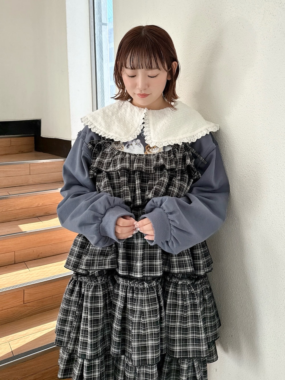 ホワイト系のシャツ/ブラウス、ブルー系のスウェット、ブラック系のワンピースを着用したレディースの冬コーディネートの4枚目の写真