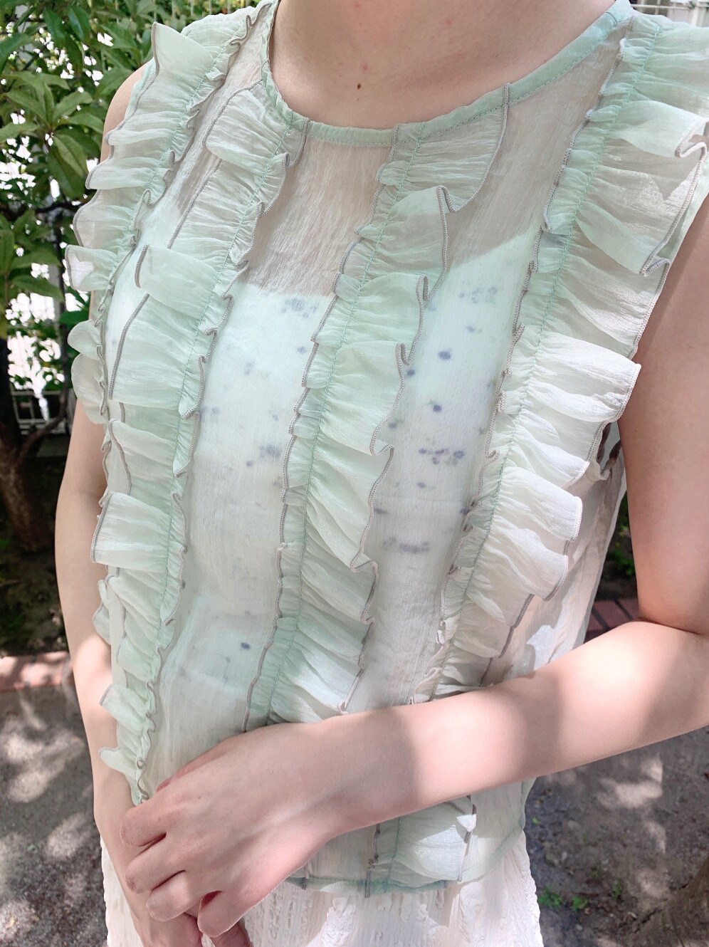 ブラウン系のパンプス、パープル系のキャミソール、グリーン系のシャツ/ブラウスを着用したレディースの春コーディネートの5枚目の写真