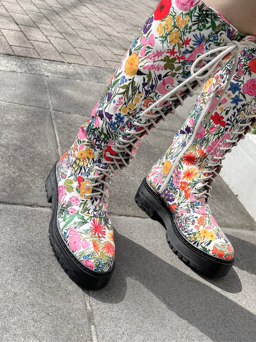 ホワイト系のチュニック、ホワイト系のその他パンツ、その他のドレスシューズを着用したレディースの春コーディネートの5枚目の写真