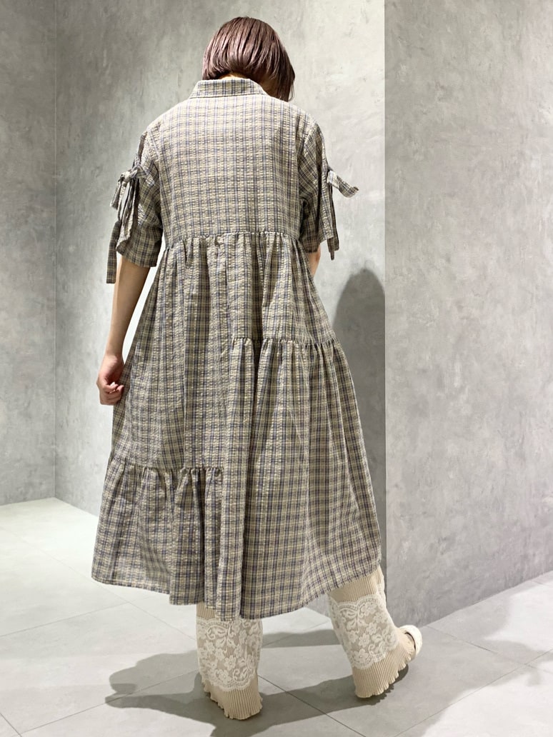 ホワイト系のその他パンツ、ベージュ系のその他シューズ、ブルー系のワンピースを着用したレディースの春コーディネートの5枚目の写真