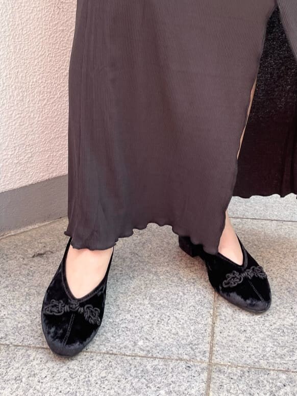 ブラック系のシャツ/ブラウス、ブラック系のスカート、ブラック系のその他シューズを着用したレディースの夏コーディネートの7枚目の写真