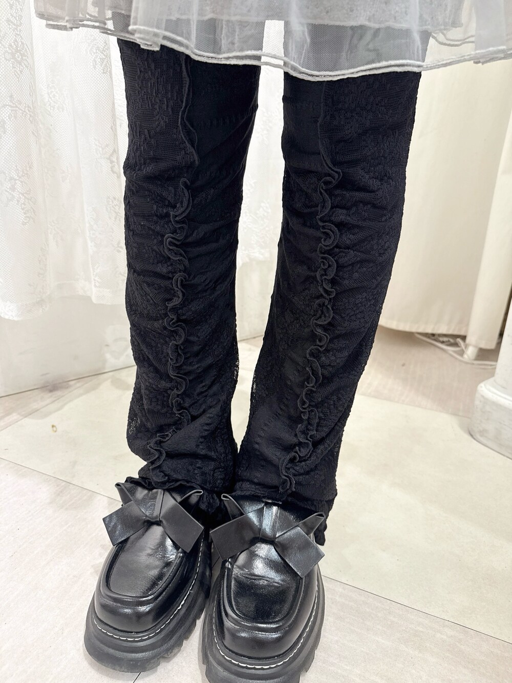 グレー系のワンピース、ブラック系のその他パンツ、ブラック系のローファーを着用したレディースの秋コーディネートの7枚目の写真