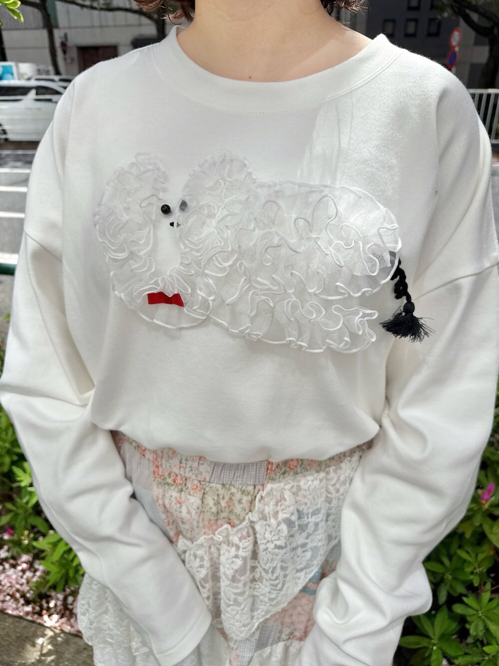 ホワイト系のTシャツ/カットソー、ピンク系のスカート、ホワイト系のバレエシューズを着用したレディースの春コーディネートの6枚目の写真