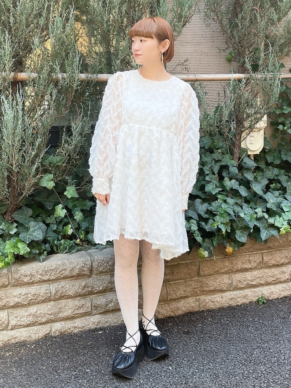 ホワイト系のワンピース、ブラック系のバレエシューズを着用したレディースの春コーディネートの2枚目の写真