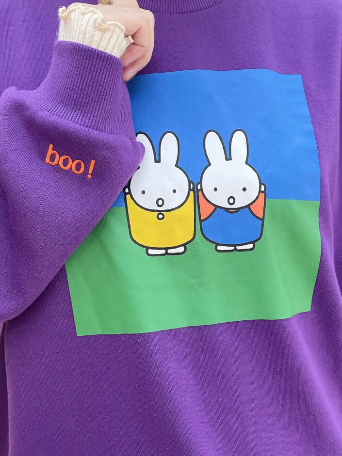 ブラウン系のワンピース、ホワイト系のブーツ、ホワイト系のニット/セーターを着用したレディースの秋コーディネートの6枚目の写真