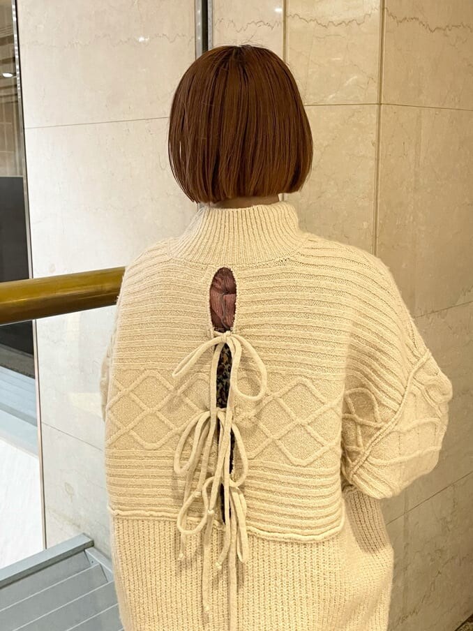 レッド系のスカート、ピンク系のチュニック、ブラック系のローファーを着用したレディースの秋コーディネートの5枚目の写真