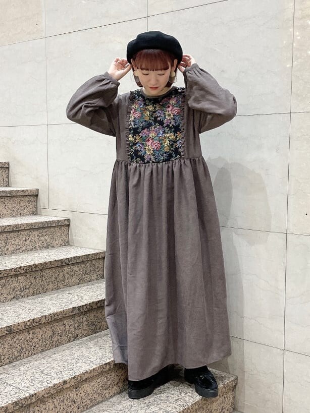 ブラック系のブーツ、ホワイト系のニット/セーター、ホワイト系のカバーオールを着用したレディースの冬コーディネートの4枚目の写真