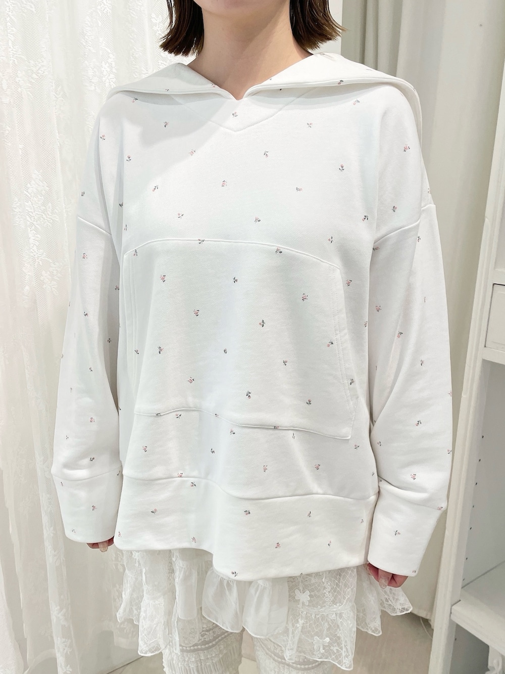 ホワイト系のスウェット、ホワイト系のスカート、ホワイト系のスニーカーを着用したレディースの冬コーディネートの6枚目の写真