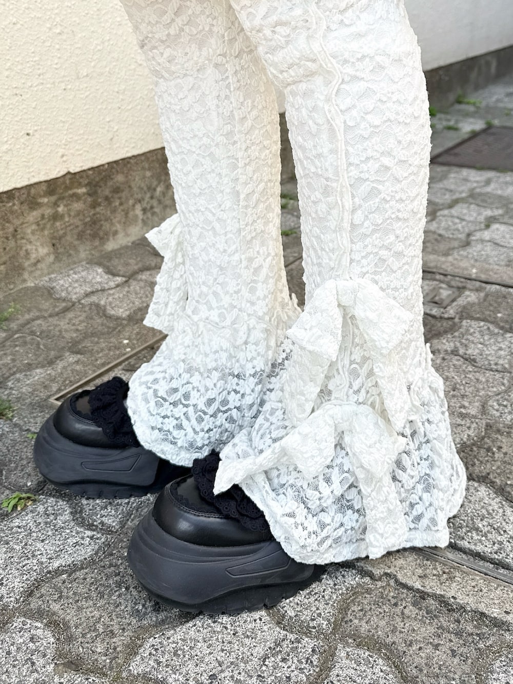 ブラウン系のワンピース、ホワイト系のその他パンツ、ブラウン系のハンドバッグを着用したレディースの春コーディネートの5枚目の写真