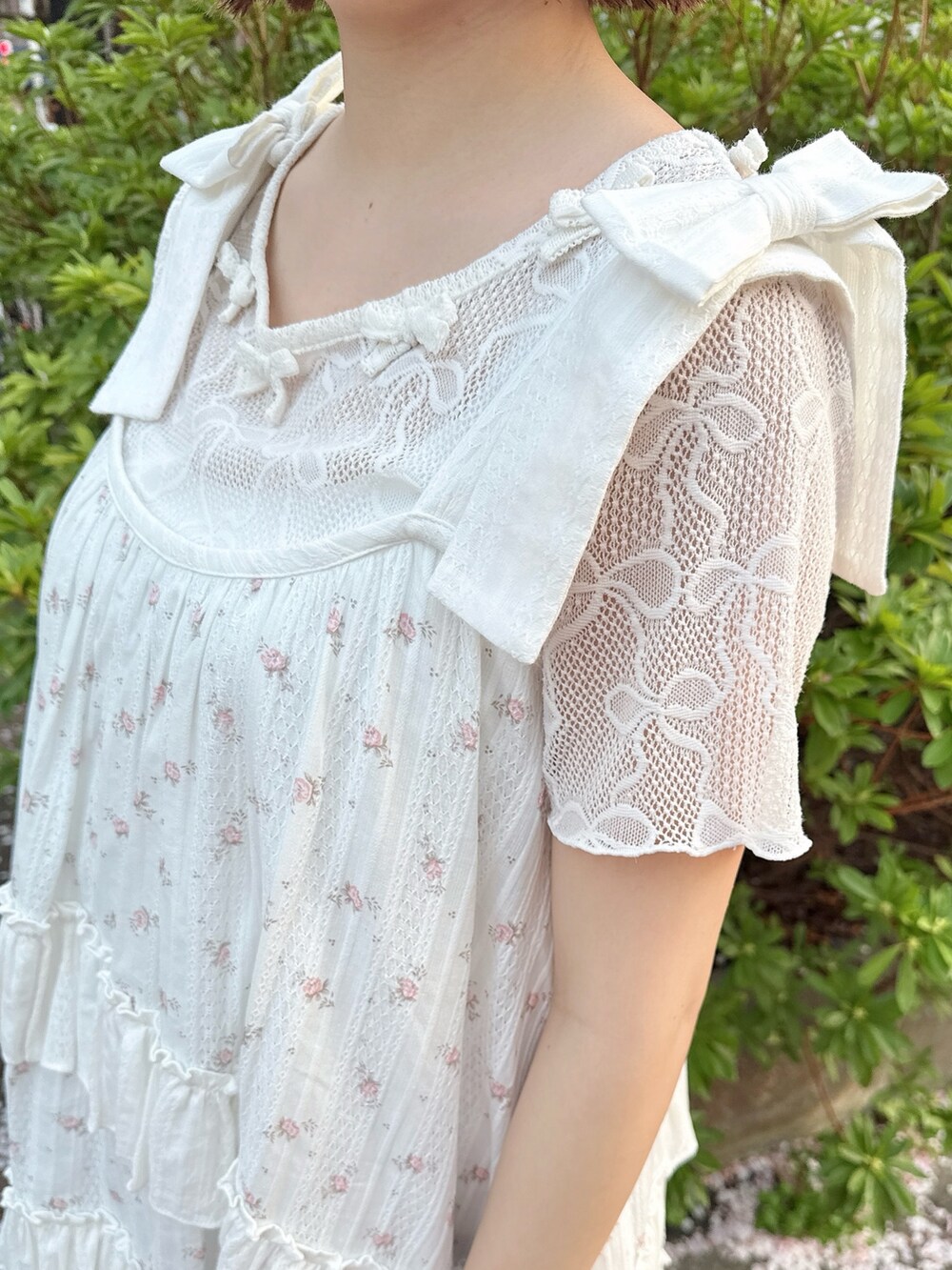 ピンク系のショルダーバッグ、ホワイト系のTシャツ/カットソー、ピンク系のワンピースを着用したレディースの春コーディネートの9枚目の写真