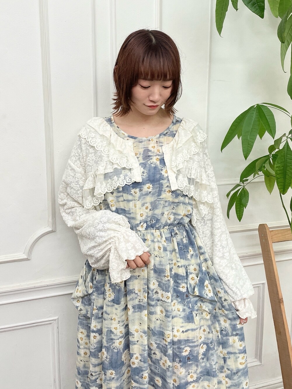 ホワイト系のシャツ/ブラウス、ブルー系のワンピース、ベージュ系のバレエシューズを着用したレディースの夏コーディネートの5枚目の写真