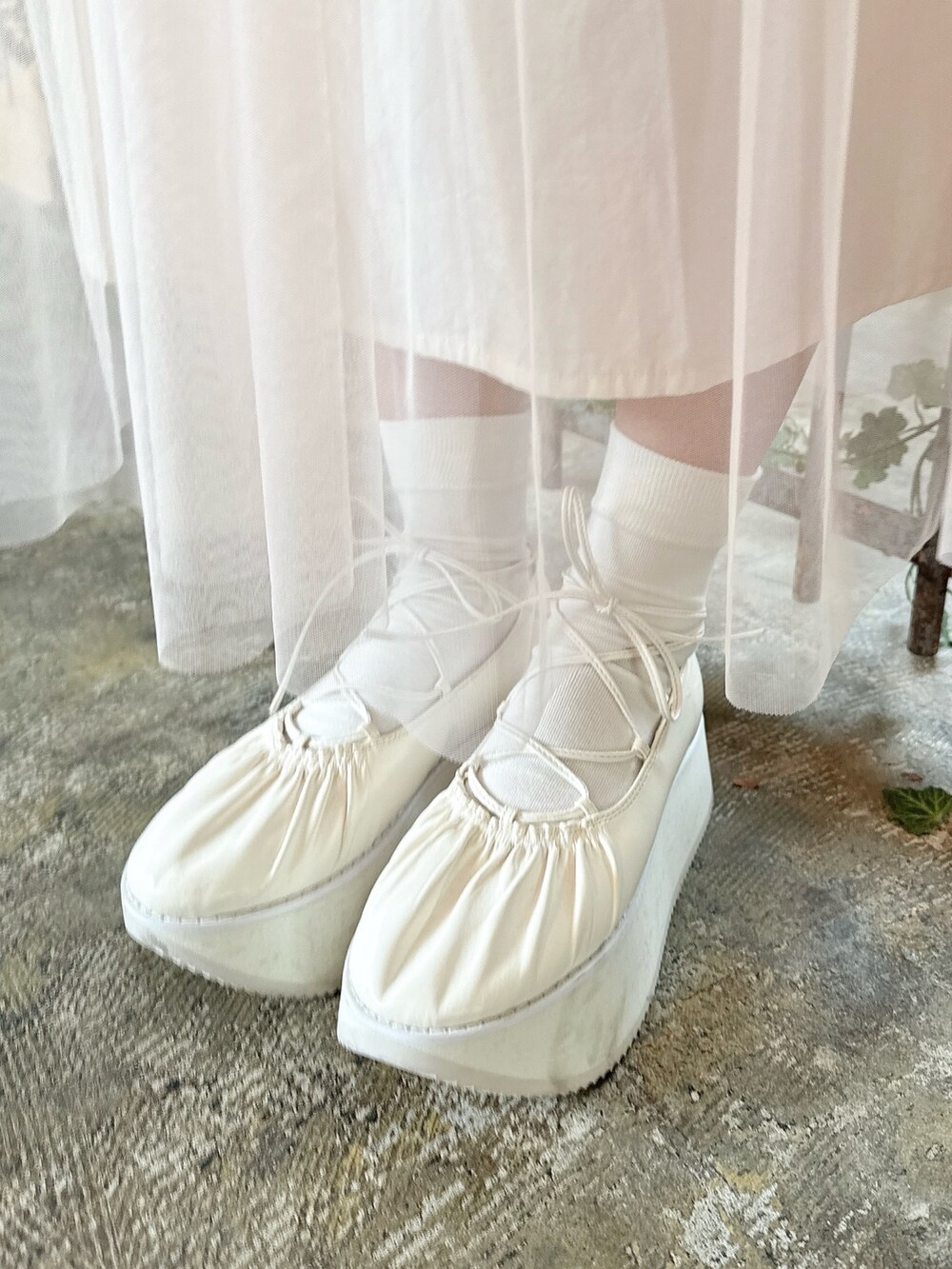ホワイト系のシャツ/ブラウス、ピンク系のトートバッグ、ピンク系のワンピースを着用したレディースの春コーディネートの8枚目の写真