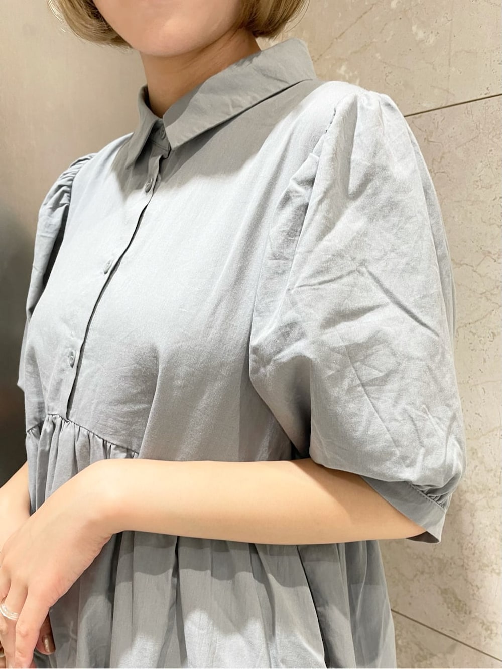 ブルー系のワンピース、ブルー系のスニーカーを着用したレディースの夏コーディネートの5枚目の写真